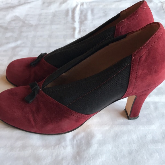 Free w bundle- Italian burgundy kid suede and black stretch pumps w bows EUC - Picture 3 of 11